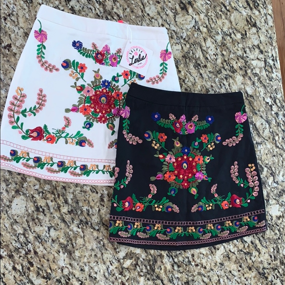 Selfie Leslie skirt duo